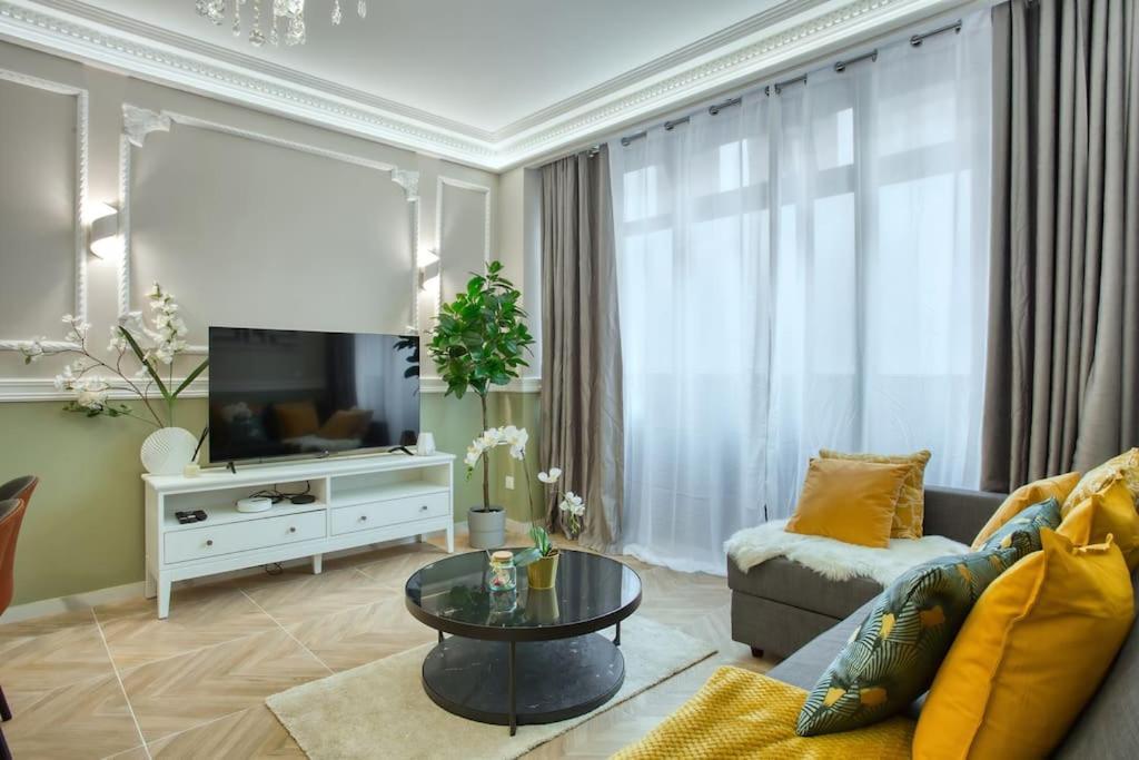 Charming Apart New 2 Bedrooms With Aircon Париж Экстерьер фото